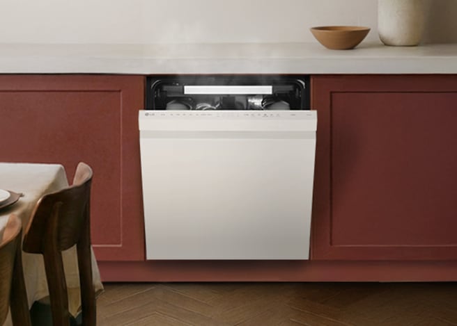 연말 분위기로 꾸민 식탁이 있는 주방에서 식기세척기가 작동하며 김이 올라오고 있다.